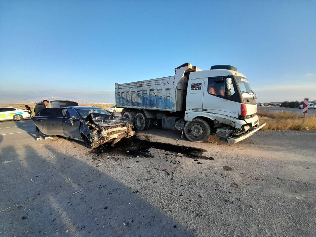 Konya'da feci kaza! Otomobil demir yığınına döndü 4